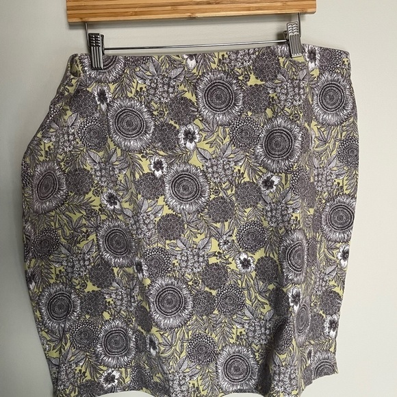 J. Jill Dresses & Skirts - J. Jill women’s Black and sage Floral fitted straight Skirt size XL
